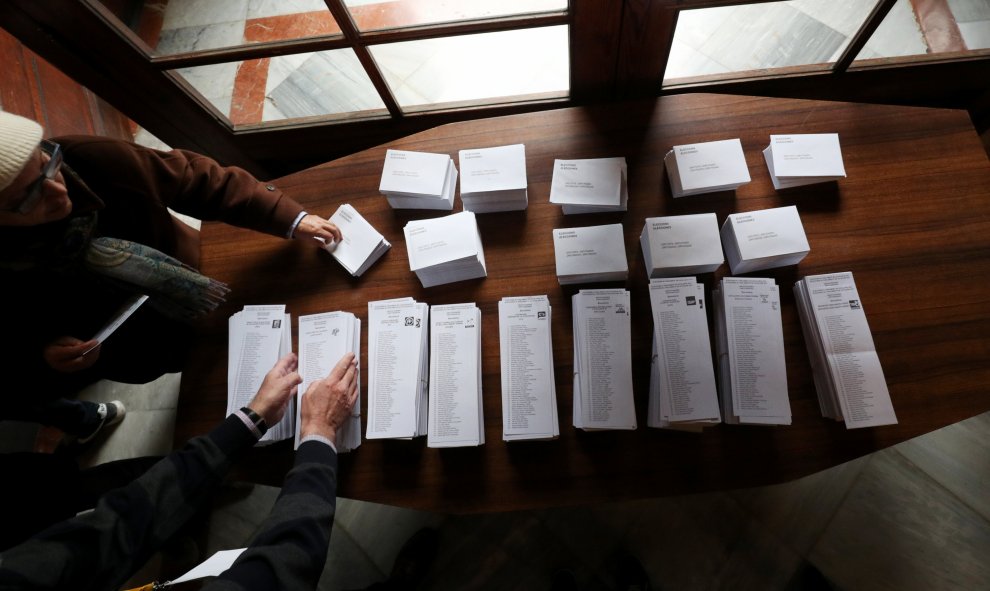 Las papeletas, listas para que los votantes acudan a por ellas. / Reuters