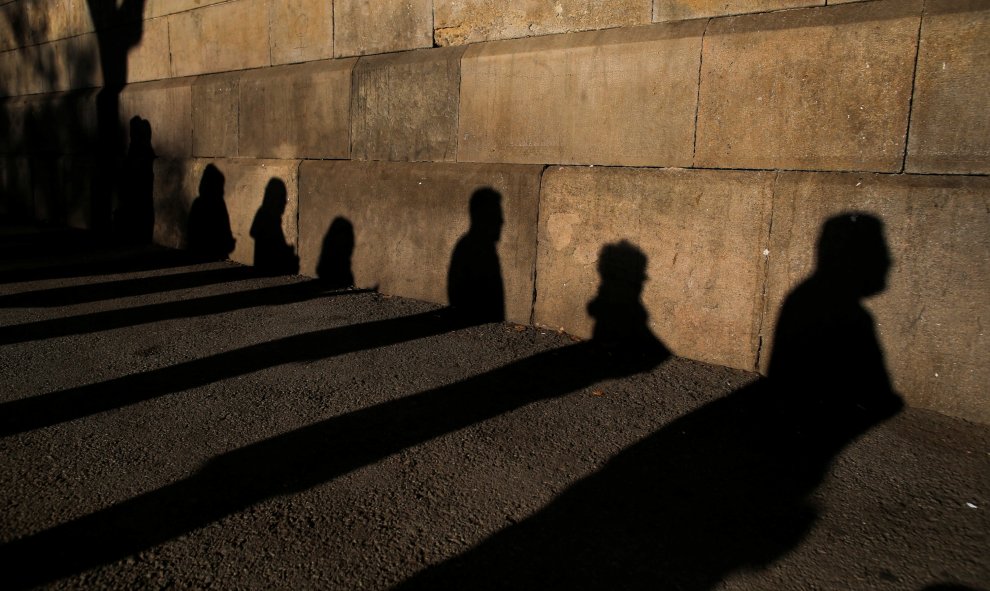Sombras de la gente que hace cola a las puertas de los colegios electorales. / Reuters