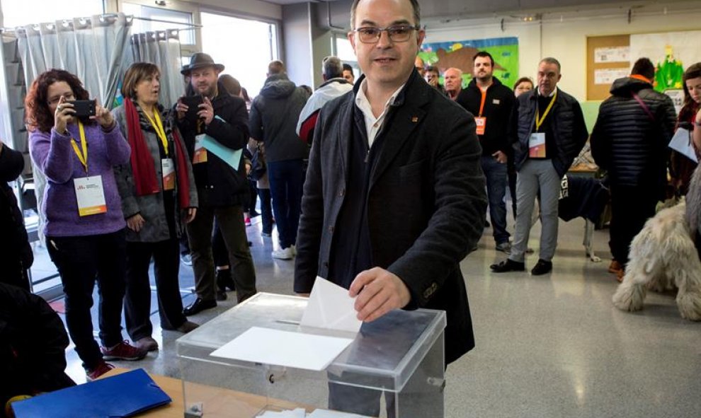 El exconseller Jordi Turull y numero cuatro por la lista de JxCat, votando. / EFE
