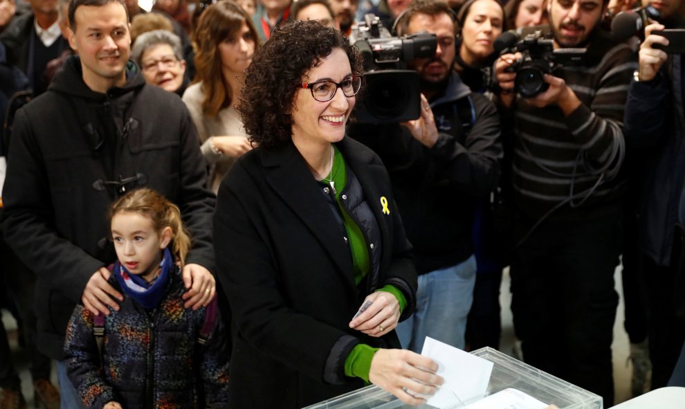 Marta Rovira, secretaria general de ERC, deposita su voto en la urna. / EFE