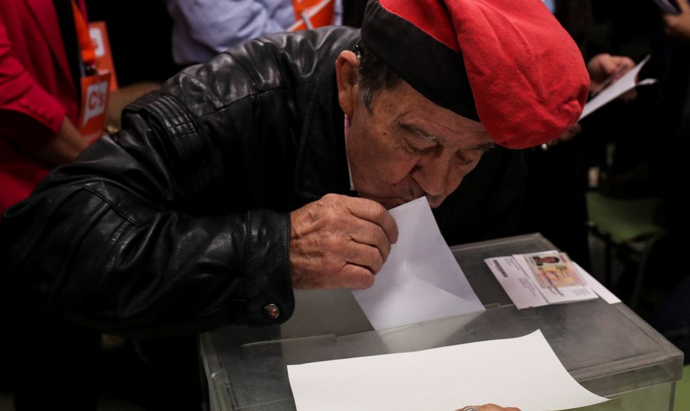 Un hombre acude a votar con la barretina puesta. / Reuters