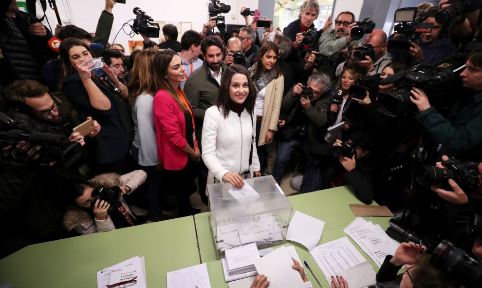 La candidata de Ciudadanos, Inés Arrimadas, ejerciendo su derecho de voto. REUTERS