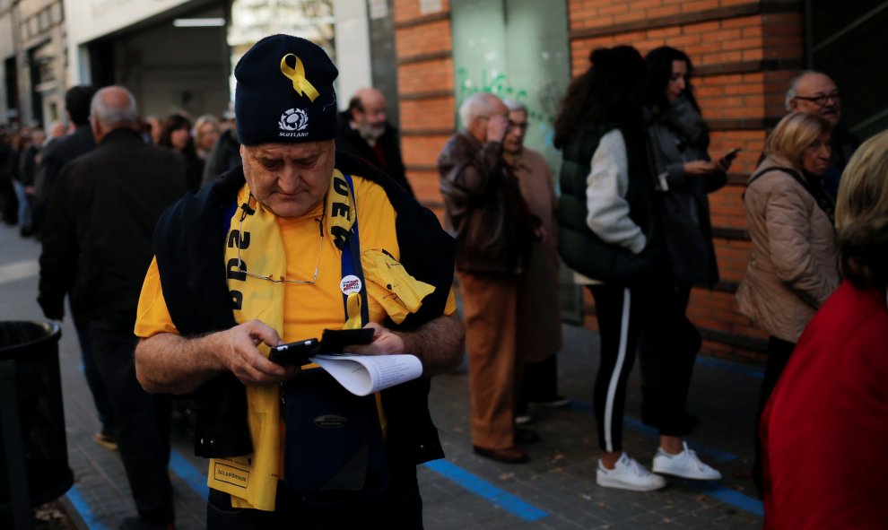 Un hombre con lazos amarillos a la salida de su colegio electoral de Barcelona. REUTERS/Jon Nazca