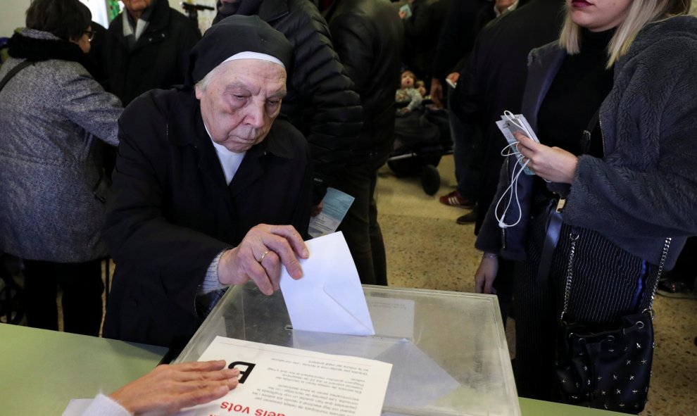 Una monja vota en su colegio electoral de Barcelona. REUTERS/Albert Gea