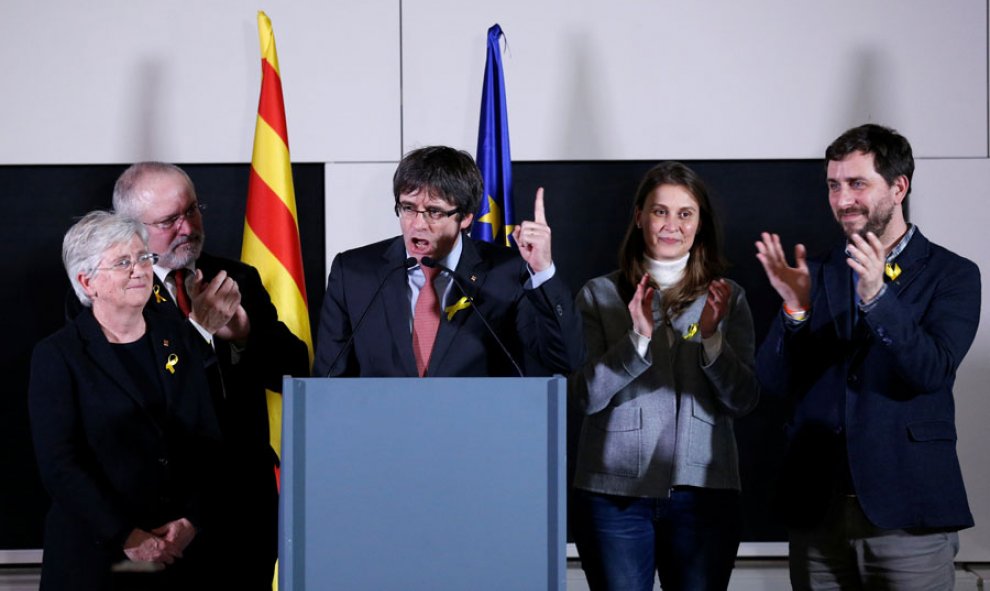 Puigdemont comparece desde Bruselas para celebrar el resultado de JxCAT. REUTERS/Francois Lenoir