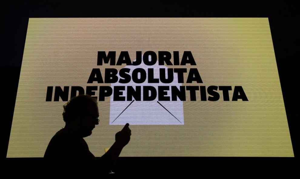 Una pantalla en la sede de la ANC muestra la frase: "Majoria absoluta independentista". REUTERS/Albert Gea