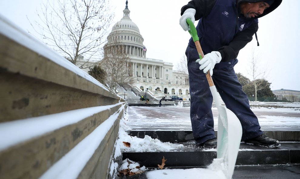 Un hombre retira la nieve frente al Capitol, en Washington. Chip Somodevilla/Getty Images/AFP