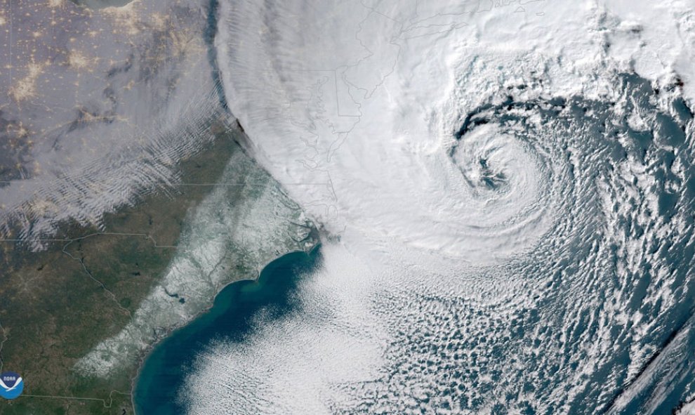 Foto facilitada por la Administración Nacional de Océanos y Atmósfera de EE.UU. (NOAA) de una imagen tomada por el satélite GOES Este de la tormenta de nieve que afecta a la costa este de Estados Unidos. EFE