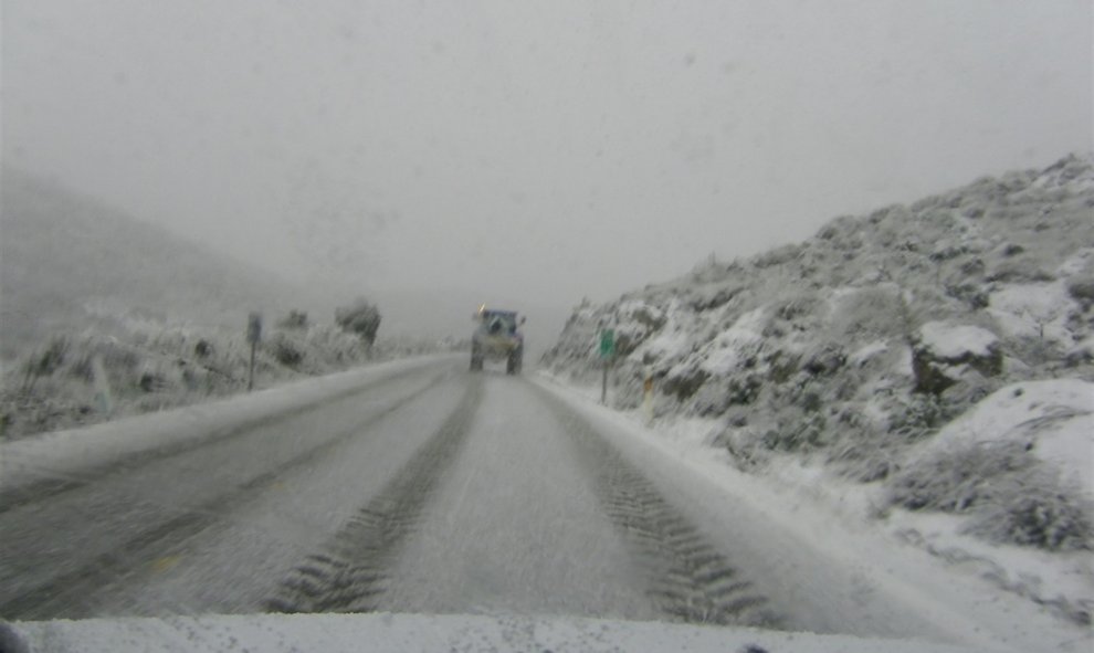 La nieve caída en la provincia de Ávila desde ayer ha hecho que la Diputación abulense haya activado el dispositivo de vialidad invernal para actuar en más de setenta carreteras de la red viaria abulense, principalmente de las comarcas de Gredos y la Sier