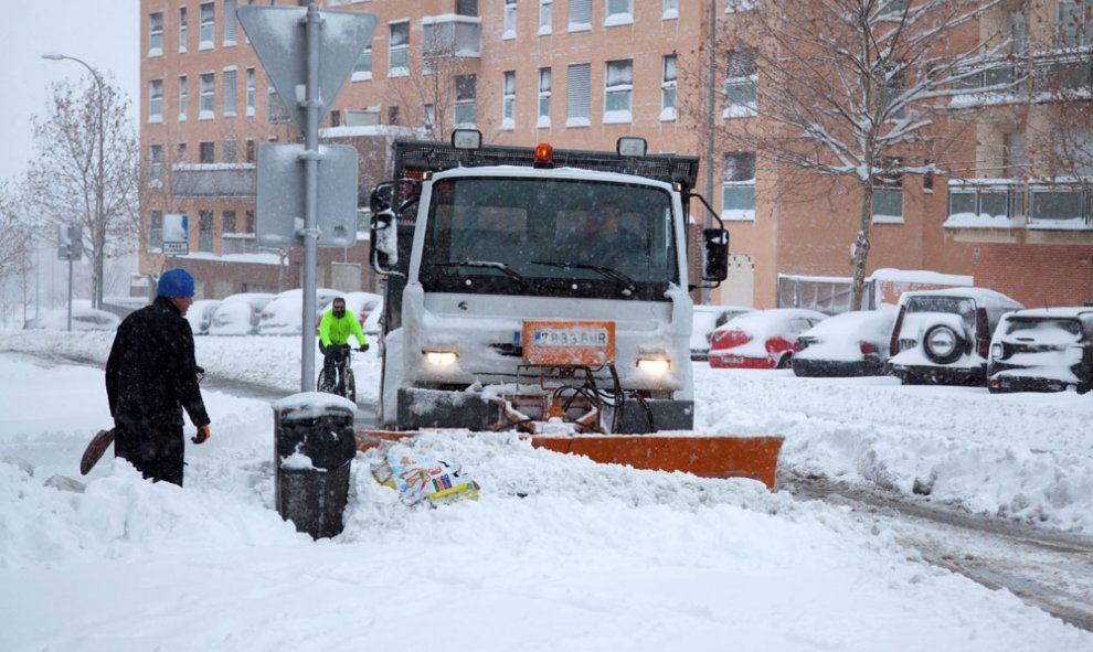 La nevada caída durante las últimas 24 horas ha causado numerosos problemas en Ávila, que ha amanecido con una capa de nieve de entre 30 y 40 centímetros, por lo que dieciséis personas en tránsito han tenido que ser refugiadas en las dependencias de la Po