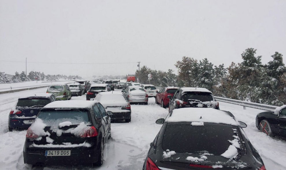 Fotografía facilitada por un conductor retenido en la A-6, a la altura del Km 75, en sentido Madrid. Familias atrapadas en sus coches por la nevada en la AP6 han pasado la noche en sus coches a la espera de que las máquinas quitanieve puedan desbloquear l