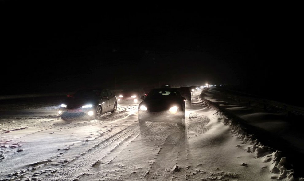 La AP-6 entre el kilómetro 42 y el 80, entre los municipios de San Rafael y Villacastín, se encuentra intransitable desde media tarde del viernes, donde se han quedado bloqueados cientos de vehículos debido al temporal de nieve. EFE/Delfin Garcia