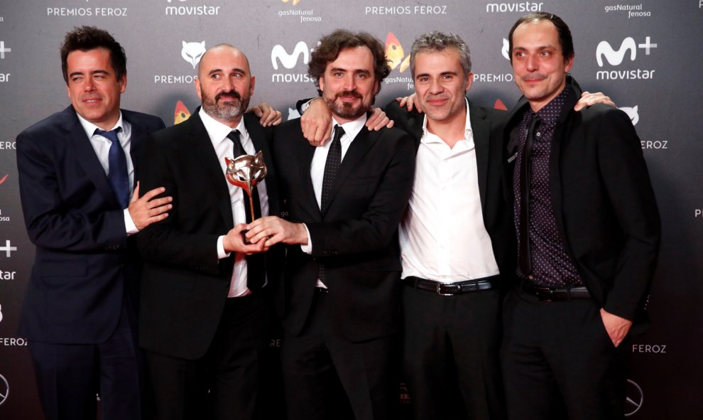 El equipo de producción y dirección de la serie 'Vergüenza' tras recibir el premios a la 'Mejor serie de comedia'.- EFE
