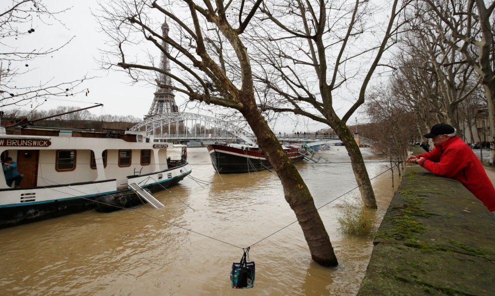 El río Sena se desborda e inunda París. REUTERS/Philippe Wojazer