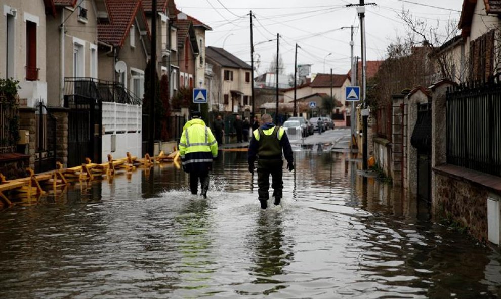 El río Sena se desborda e inunda París. EFE/Yoan Valat