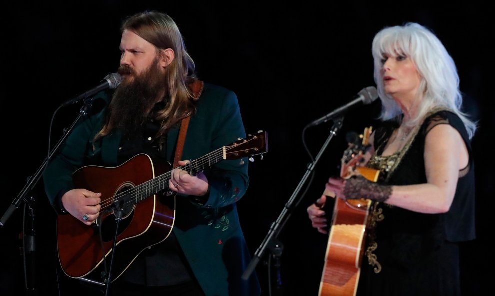 Chris Stapleton y Emmylou Harris tocan 'Wildflowers' en homenaje al gran Tom Petty.- REUTERS