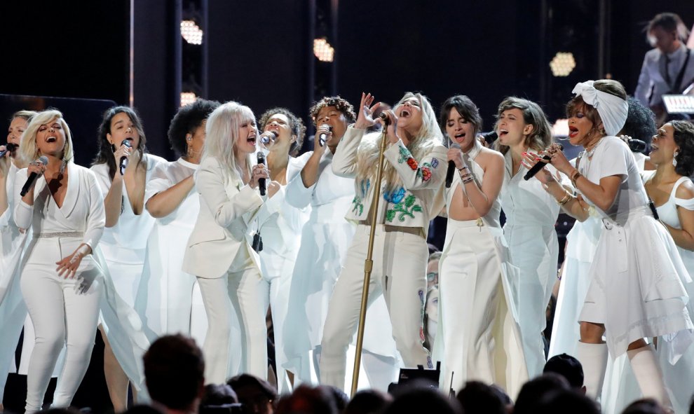La cantante Kesha rodeada por una multitud de cantantes interpreta 'Praying'.- REUTERS
