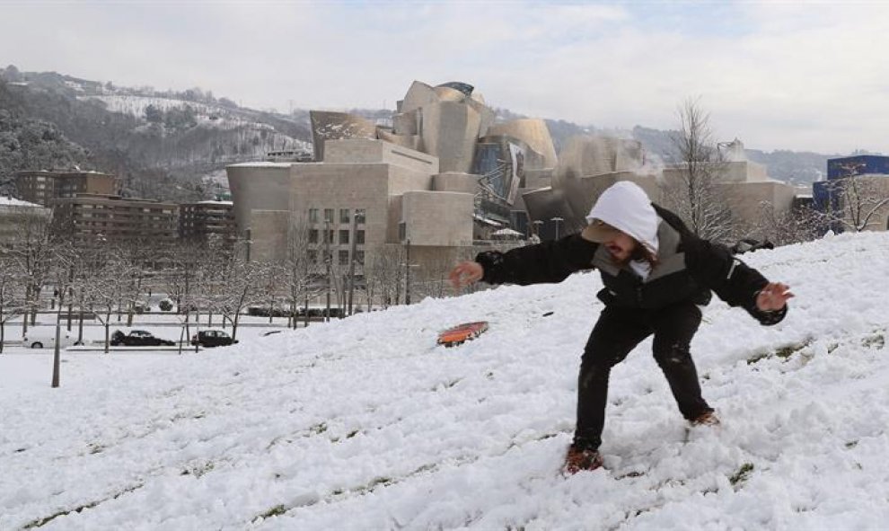 Así amanecía la ladera junto al museo Guggenheim de Bilbao cubierto de nieve. / EFE