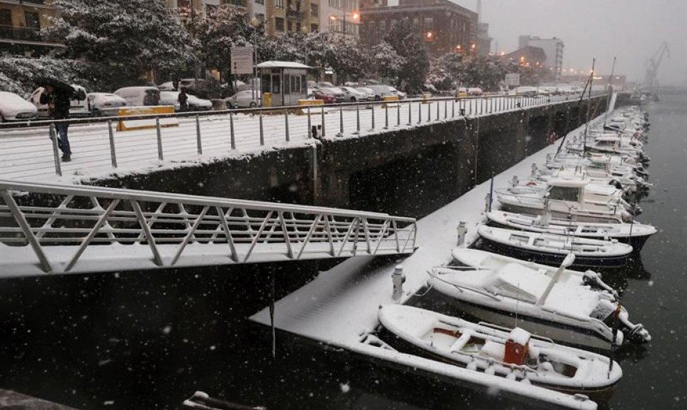 Vista del puerto de Pasajes en San Sebastián que esta mañana ha amanecido cubierto de blanco tras la intensa nevada. / EFE