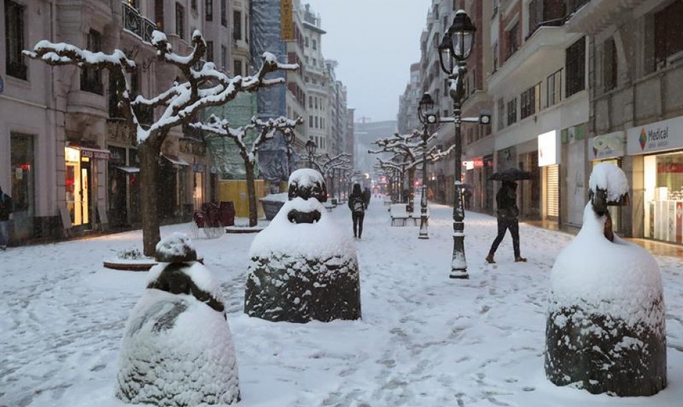 Vista de una calle peatonal de Bilbao completamente cubierta de blanco. / EFE