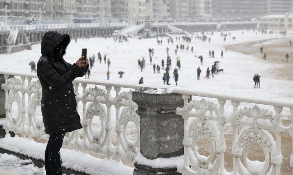 Esta madrugada ha nevado sobre la bahía de la Concha de San Sebastián. / EFE