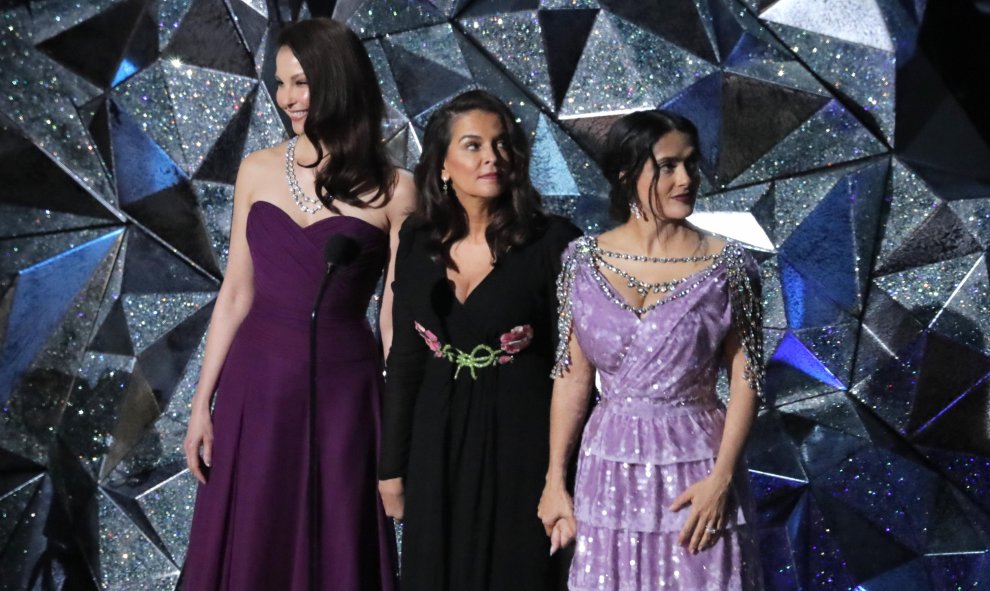 Las actrices Ashley Judd, Annabella Sciorra y Salma Hayek, durante la gala de los Oscar. REUTERS/Lucas Jackson