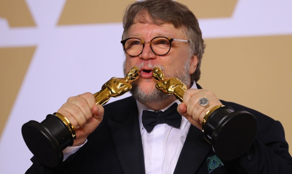El director mexicano Guillermo del Toro posa con sus dos Oscar, por la mejor dirección y mejor película por 'La forma del agua', tras la gala de los premios de Hollywood REUTERS/Mike Blake