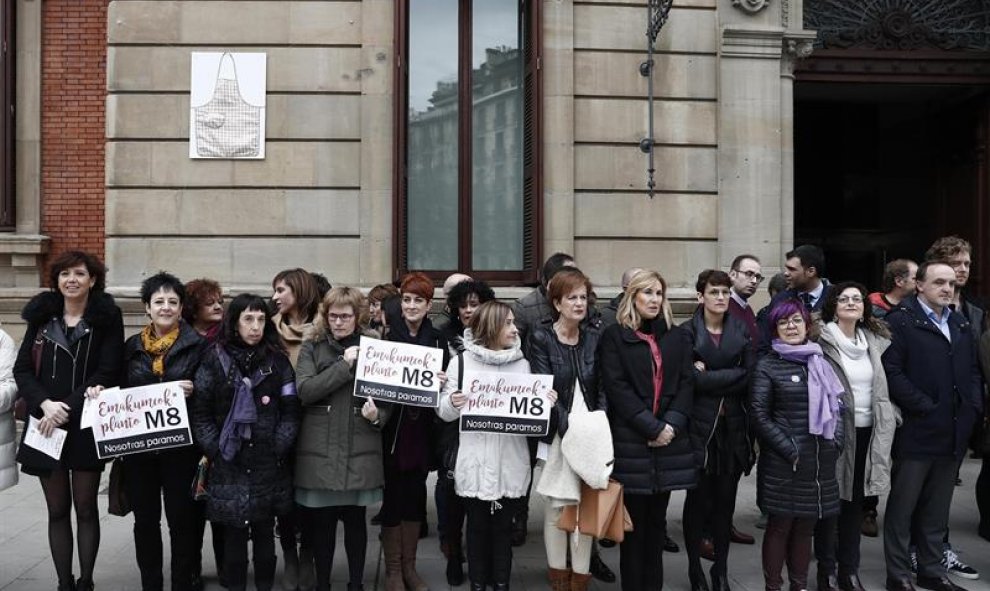 Varias parlamentarios en la concentración con el resto de compañeros a las puertas del Parlamento, para mostrar el apoyo de la Cámara a la huelga feminista y el rechazo a la violencia contra las mujeres. EFE/Jesús Diges