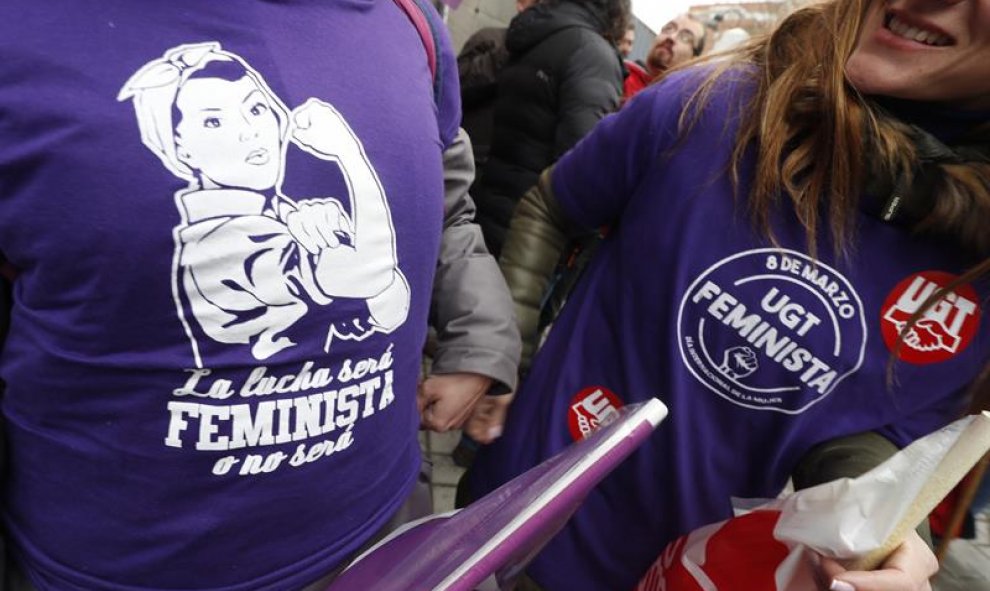 Un grupo de trabajadoras se concentra en la puerta de las instalaciones de Metro de Madrid, con motivo de la jornada de huelga por el Dia Internacional de la Mujer. EFE/JAVIER LIZÓN
