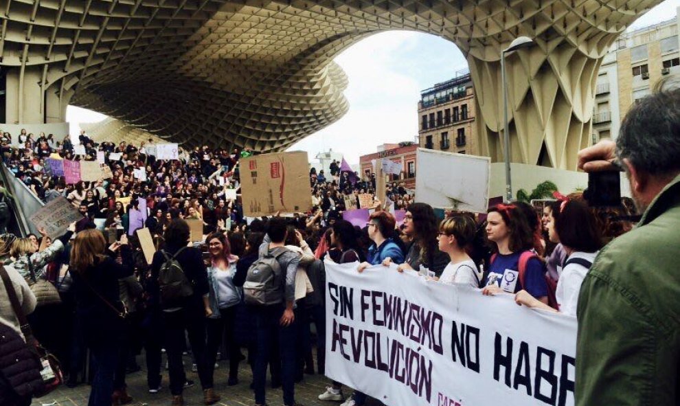 El movimiento estudiantil de universitarias se suma a la protesta en Sevilla. Corean: “¡Un bote, dos botes, machista el que no bote!”. /DANIEL CELA