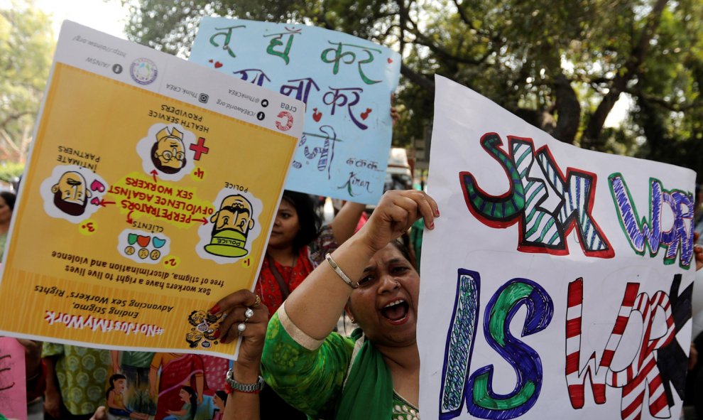 Varias mujeres se congregan para protestar contra las violaciones y el abuso hacia las mujeres durante el Día Internacional de la Mujer en Nueva Delhi (India), hoy 8 de marzo de 2018. EFE/ Rajat Gupta