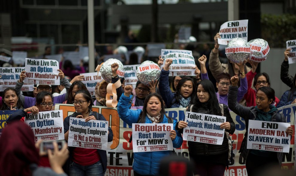 Empleadas domésticas participan en una protesta on motivo del Día Internacional de la Mujer hoy, 8 de marzo de 2018, en Hong Kong (China ) . EFE/Jerome Favre