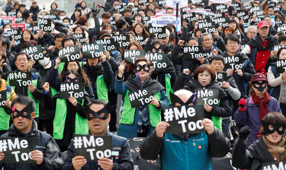 Mujeres coreanas participan en un acto de apoyo al Movimiento Me Too convocado por la Confederación de Sindicatos coincidiendo con el Día Internacional de la Mujer en Seúl, Coreal del Sur, hoy, jueves 8 de marzo de 2018. EFE