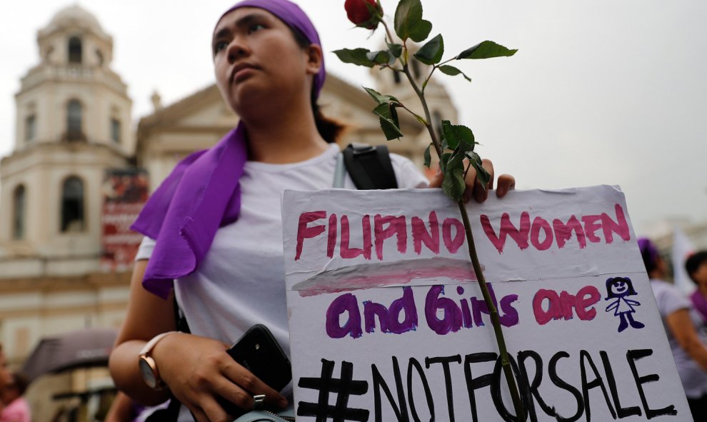 Una mujer filipina sostiene una pancarta durante una manifestación para conmemorar el Día Internacional de la Mujer en Manila, (Filipinas). EFE/FRANCIS R. MALASIG