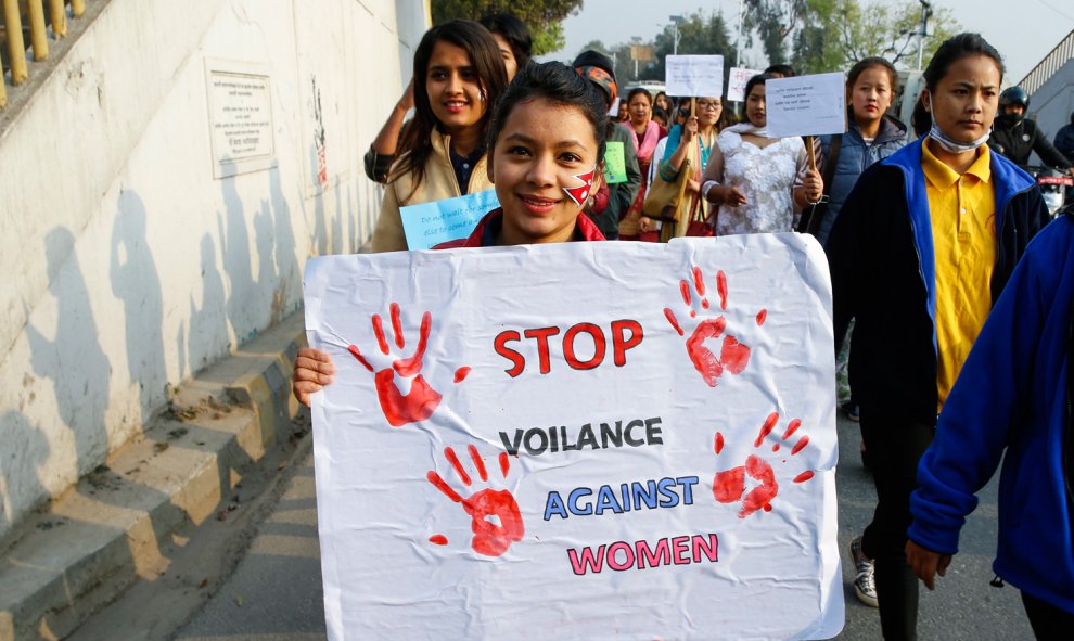 Mujeres nepalesas sostienen pancartas y globos durante una manifestación para conmemorar el Día Internacional de la Mujer. EFE/NARENDRA SHRESTHA