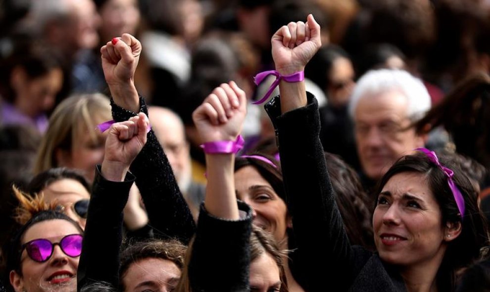 Participantes en la concentración convocada por movimientos feministas hoy en el bulevar de San Sebastián con motivo del Día Internacional de la Mujer. - EFE