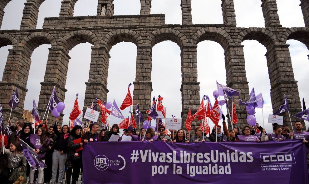 Momento de la concentración feminista organizada por CC.OO en Segovia con motivo del Día Internacional de la Mujer. EFE/ Pablo Martin