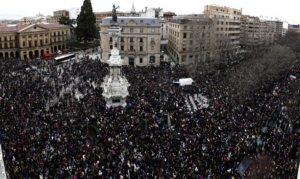 Miles de personas se han concentrado hoy, Día Internacional de la Mujer, frente al Monumento a los Fueros en el Paseo Sarasate de Pamplona en apoyo a la huelga feminista. EFE/Jesús Diges