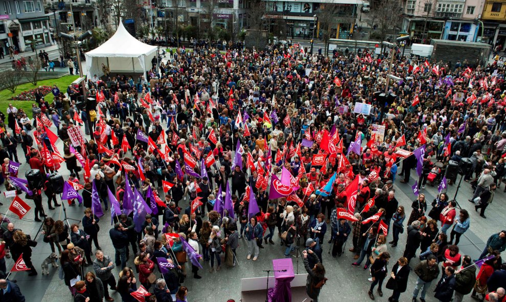 Varias personas se concentran en la plaza del Ayuntamiento de Santander, con motivo del Día Internacional de la Mujer y bajo el lema "Si nosotras paramos, se para el mundo". EFE/ Pedro Puente Hoyos