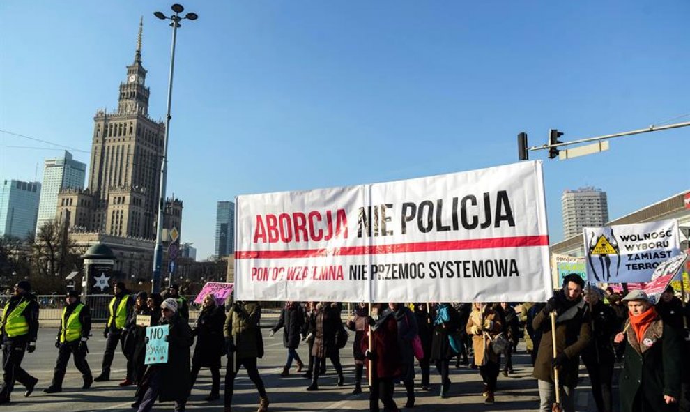 Pancarta en la marcha de Varsovia: "Aborto, no policía. Ayuda mutua, no violencia sistémica"'. / JAKUB KAMINSKI (EFE)