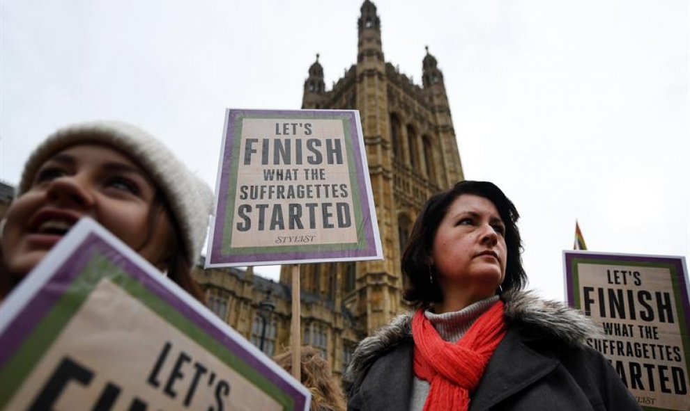 Una manifestante, ante el Parlamento, en Londres. / ANDY RAIN (EFE)