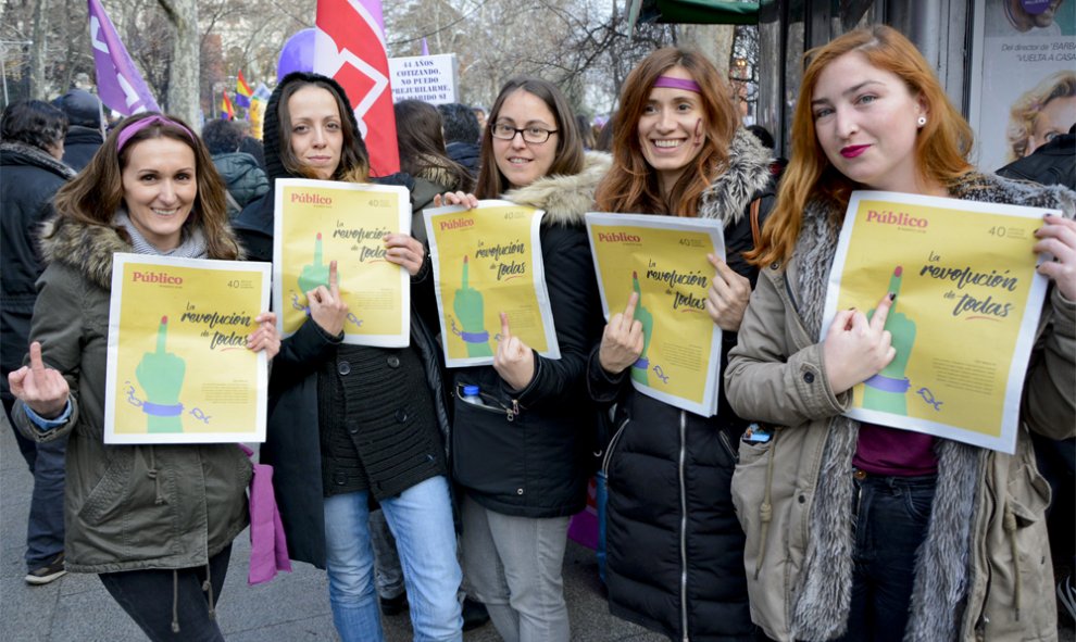 Cinco mujeres muestran ejemplares del especial del Diario Público con motivo de la huelga feminista del 8M en la madrileña plaza de Atocha. /J. GÓMEZ