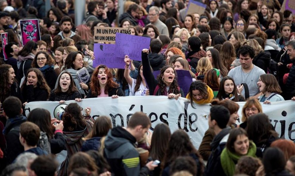 Aspecte de part de la manifestació feminista aquest dijous 8 de marça a la tarda a Barcelona. EFE / Marta Pérez.