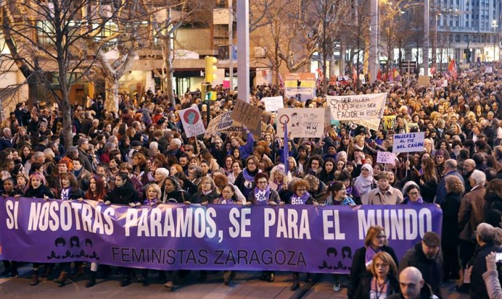 Manifestación feminista en Zaragoza. / JAVIER BELVER (EFE)