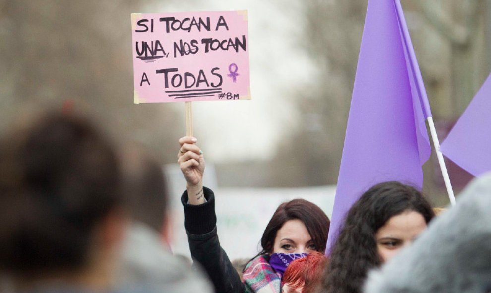 Una mujer sujeta una pancarta durante el día de la huelga feminista. 8 de marzo de 2018, Madrid. /MANOLO FINISH