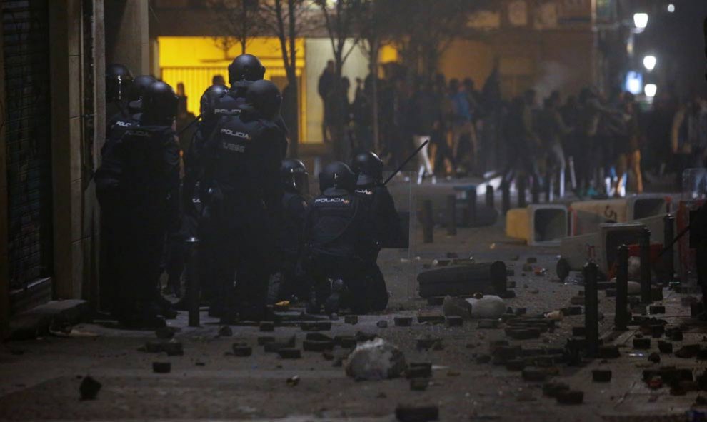 Policías antiditurbios en las calles del madrileño barrio de Lavapiés. | REUTERS