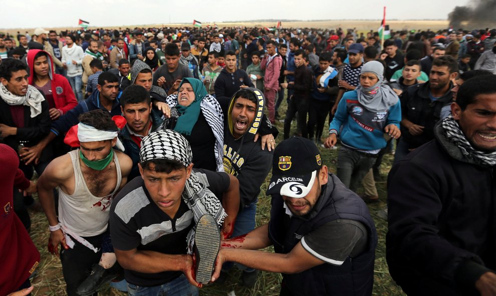Una mujer palestina herida es evacuada después de que las tropas israelíes abrieran fuego contra los manifestantes a lo largo de la Franja de Gaza.- REUTERS