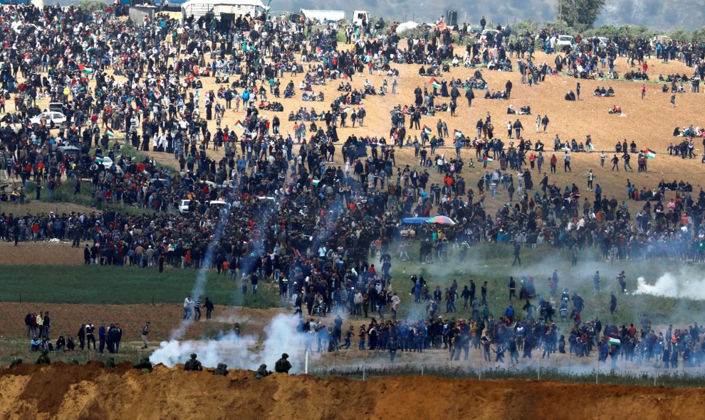 Soldados israelíes disparan gas lacrimógeno desde el lado israelí de la frontera entre Israel y Gaza, mientras los palestinos protestan en el lado fronterizo de Gaza.- REUTERS / Amir Cohen