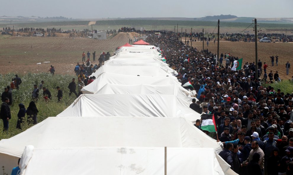 Miles de palestinos asisten a una protesta con tiendas de campaña desplegadas a lo largo de la frontera de Israel con Gaza, exigiendo el derecho a regresar a su tierra natal, al este de la ciudad de Gaza.- REUTERS / Mohammed Salem