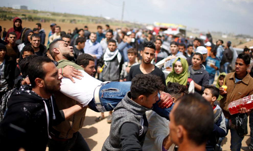 Un palestino herido es evacuado durante enfrentamientos en una protesta a lo largo de la frontera de Israel con Gaza, exigiendo el derecho a regresar a su tierra natal.- REUTERS / Mohammed Salem